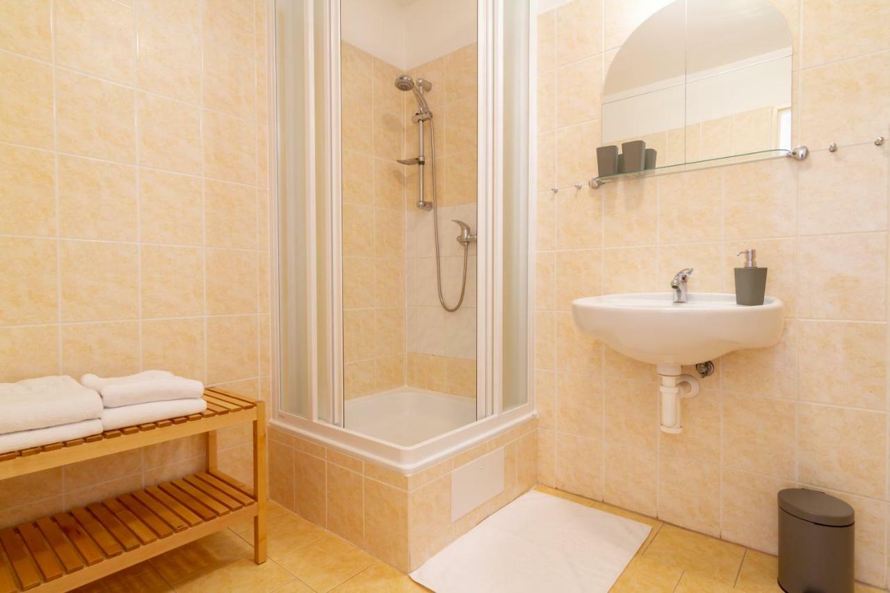 Apartmany U Nemocnice Ческе-Будеёвице Экстерьер фото
